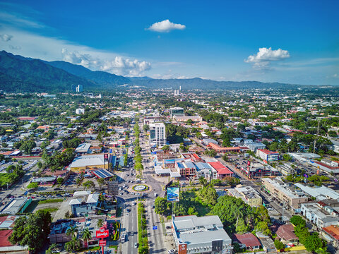 Ciudad de San Pedro Sula, sobre la avenida circunvalaci&oacute;n y redondel de la fuente luminosa. Honduras