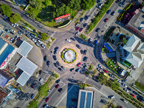 Fuente luminosa en la ciudad de San Pedro Sula, sobre la avenida circunvalaci&oacute;n. Honduras