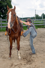 Obraz premium A woman climbing on her horse