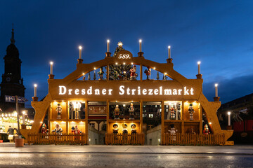 Schwibbogen 589. Striezelmarkt 2023 in Dresden, Sachsen - obrazy, fototapety, plakaty
