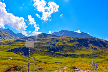 Wanderwegweiser am Stierlochjoch im Lechquellengebirge Vorarlberg/Österreich