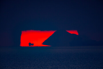 島陰からの日の出と進む船影20231121-3