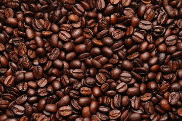 Fototapeta premium surface of roasted coffee beans seen from above