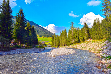 Der Lech - unberührte Wildflusslandschaft in Lech am Arlberg (Vorarlberg, Österreich)