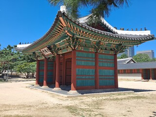 Fototapeta premium Traditional Korean wooden gates with roof tiles in the old palace in Seoul, South Korea