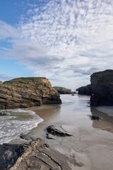 Paisaje playa rocosa 