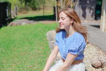 Obraz premium 公園で寛ぐブロンドヘアの女性