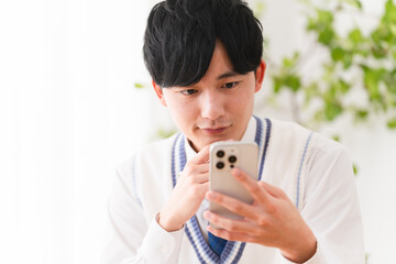 学生服を着ている若い男性　学生イメージ