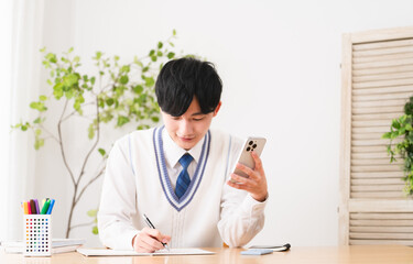 学生服を着ている若い男性　学生イメージ