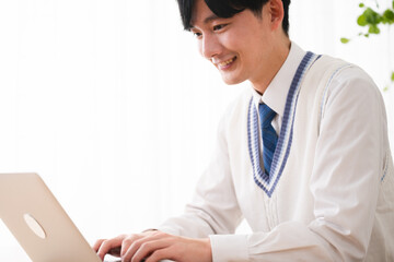 学生服を着ている若い男性　学生イメージ
