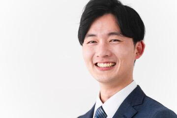 ビジネススーツを着ている若い男性　ビジネスイメージ