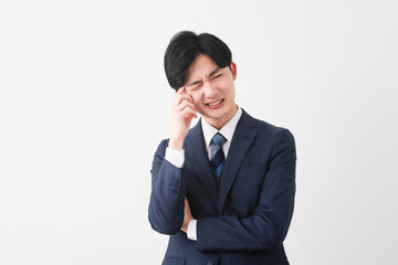 ビジネススーツを着ている若い男性　ビジネスイメージ