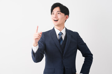 ビジネススーツを着ている若い男性　ビジネスイメージ
