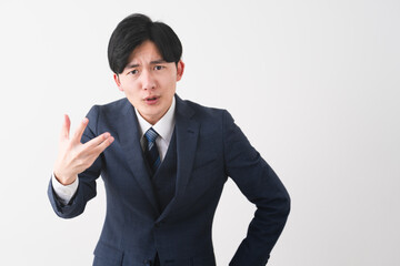 ビジネススーツを着ている若い男性　ビジネスイメージ