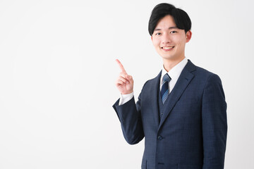 ビジネススーツを着ている若い男性　ビジネスイメージ
