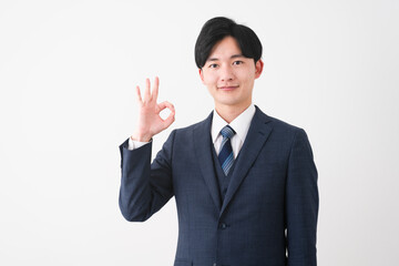 ビジネススーツを着ている若い男性　ビジネスイメージ