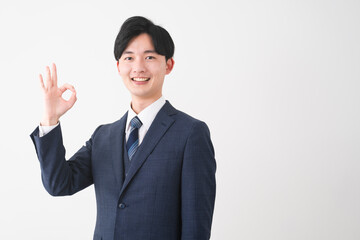 ビジネススーツを着ている若い男性　ビジネスイメージ