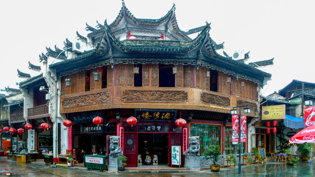 Tunxi Old Street in Huangshan, Anhui Province, China, is the most complete preserved ancient street market with the architectural style of the Southern Song Dynasty and Ming and Qing Dynasties.