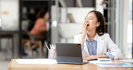 Tired sleepy woman yawning, working at office desk, overwork and sleep deprivation concept - obrazy, fototapety, plakaty