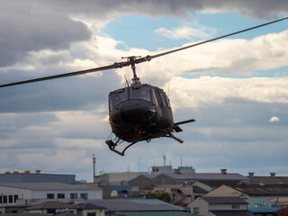 八尾駐屯地に着陸する陸自のUH-1J多用途ヘリコプター