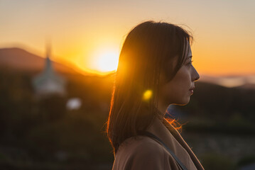 Fototapeta premium 夕焼け空と女性