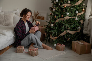 Obraz premium Beautiful girl with gift box at christmas or new year