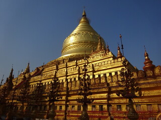 Fototapeta premium シュエズィーゴォンパヤー ミャンマー・パガン