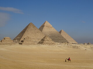 ギザの三大ピラミッドと王妃たちのピラミッド　ギザ・エジプト　Three Pyramids, Giza, Egypt　