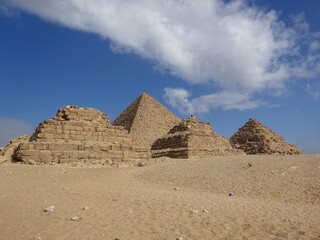 ギザの三大ピラミッドと王妃たちのピラミッド　ギザ・エジプト　Three...