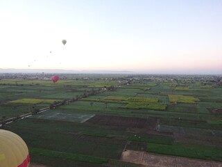 Obraz premium エジプト・ルクソールで熱気球体験 ride on hot-air balloon at Luxor, Egypt