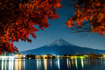 夜の富士山と紅葉