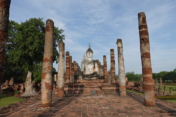 Fototapeta na wymiar 世界遺産のスコータイ歴史公園　スコータイ・タイ　Sukhothai Historical Park, Sukhothai Thailand　อุทยานประวัติศาสตร์สุโขทัย, วัดมหาธาตุ สุโขทัย