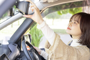 運転する若い女性