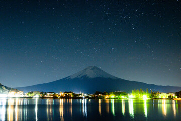 山梨県河口湖　夜の富士山 - obrazy, fototapety, plakaty