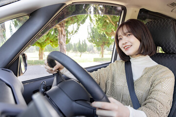 運転する若い女性