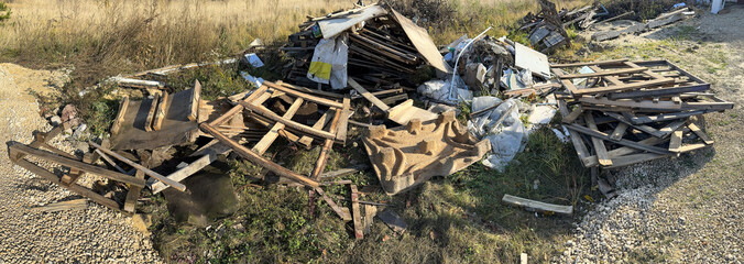 Obraz premium Rubbish from wooden boards in nature