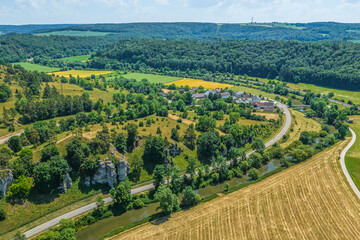 Fototapeta na wymiar Das Altmühltal bei Sollnhofen im Luftbild, Ausblick auf die Ortschaft Esslingen