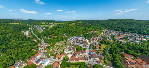 Die mittelfränkische Stadt Pappenheim von oben, Blick über den Ort zum Weinberg