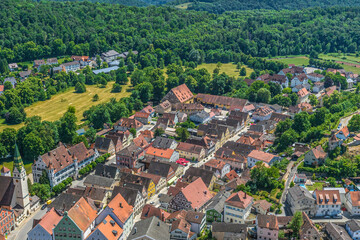 Fototapeta na wymiar Die idyllische Stadt Pappenheim im Naturpark Altmühltal von oben, Ausblick auf die Altstadt 