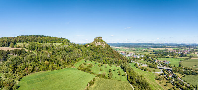 Luftbild-Panorama vom Hegauvulkan und Burgruine Hohenkr&auml;hen, ganz rechts die Hegaugemeinde Schlatt unter Kr&auml;hen