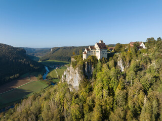 Luftbild von Schloss Werenwag auf einem Felssporn im oberen Donautal