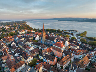 Luftbild von der Stadt Radolfzell vor Sonnenuntergang