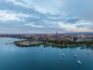 Luftbild von der Stadt Radolfzell am Bodensee mit dem Wäschbruckhafen, Hafenmole und Konzertsegel