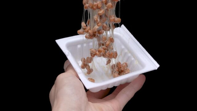 納豆パックの納豆をよく混ぜる黒背景4Kスローモーション動画