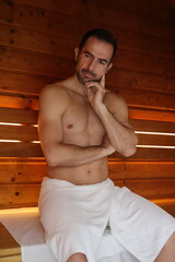 Przystojny mężczyzna korzysta z sauny. Odnowa biologiczna. Dbanie o zdrowie.  - obrazy, fototapety, plakaty