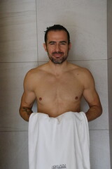 Przystojny mężczyzna korzysta z sauny. Odnowa biologiczna. Dbanie o zdrowie.  - obrazy, fototapety, plakaty
