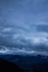 Dramatischer Himel in den Bergen