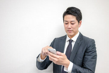 携帯を操作するビジネスマン