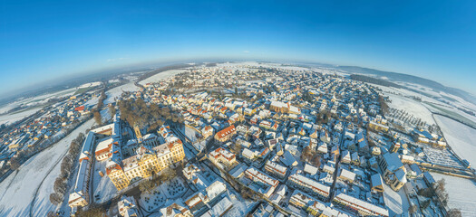 Panoramablick auf das winterlich verschneite Ellingen in Mittelfranken