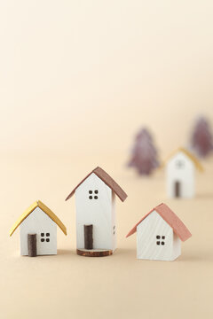 木材の模型でつくられたミニチュアの家と街並みのイメージ